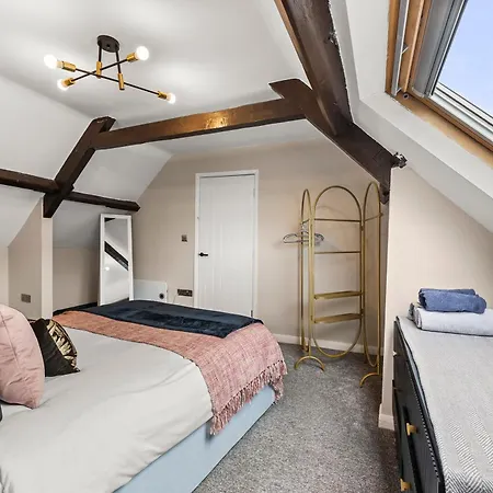 Elegant 3 Bed Abode In - Harbour Views
