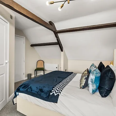 Elegant 3 Bed Abode In - Harbour Views