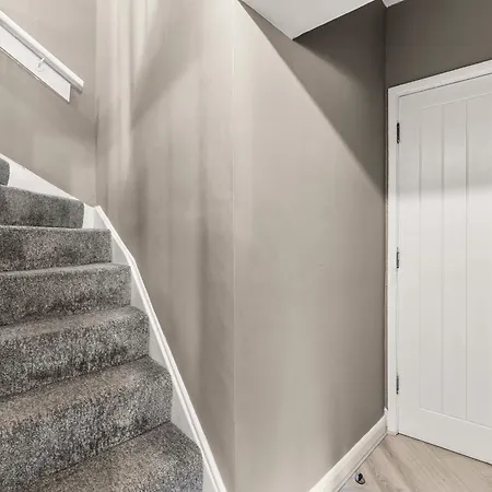 Elegant 3 Bed Abode In - Harbour Views